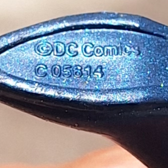 Wonder Woman Collectible Action Figure with Red & Silver Outfit DC Comics C05614 - Picture 10 of 12